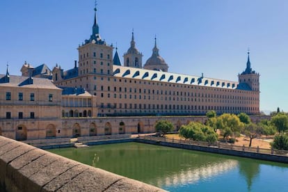 <strong>El turista critica.</strong> "Lo único bonito que tiene son los panteones, porque lo que es la casa en sí no te dejan ver nada, solo las alfombras, que quedan grandes en las diez habitaciones que te dejan ver nada mas. El precio de la entrada es caro, diez euros por persona, para lo que ves ya que ni una foto se puede hacer allí. Y los vigilantes de seguridad todos son unos bordes, que para decirte las cosas te las dicen a las malas. No volveré" (Tonypalmero). "Un Monasterio que es Patrimonio de la humanidad con más años que Matusalén. Me pareció muy anticuado. Hay que pagar por visitarlo. Solo está bien si te casas, se celebran bodas, por lo demás, lo siento enormemente, MUY MAL" (Little Lady). </p> <strong>El experto contesta.</strong> “Es un hito en la Historia del arte. Tiene un peso específico para la historia del arte español y da inicio a lo que se conoce como arquitectura herreriana, dado que su autor es Juan de Herrera. Además, se puede subrayar el valor de las obras que conserva el edificio. La colección de pintura incluye obras del Greco o Velázquez y esculturas como el famosísimo Cristo de Cellini” (Ignacio Vleming, divulgador de la arquitectura). </p>