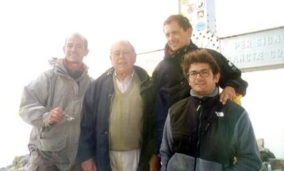 Jordi Pujol , en el centro con sus hijos, de izquierda a derecha, Pere Pujol, Jordi Pujol y Oriol Pujol en una imagen de 1999.