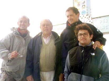 Jordi Pujol , en el centro con sus hijos, de izquierda a derecha, Pere Pujol, Jordi Pujol y Oriol Pujol en una imagen de 1999.