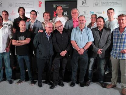 Rebordinos (en el centro, entre los cocineros Juan Mari Arzak —a su derecha y Pedro Subijana), junto a Struck (tras el director del Zinemaldia, con gafas), ayer con cocineros y responsables del programa.