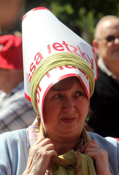 Una simpatizante socialista se construyó un parasol con un cartel del candidato a la alcaldía, Jaime Lissavetzky, que sujetó con un pañuelo.