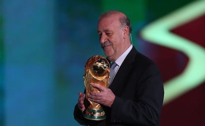 Vicente del Bosque con la Copa del Mundo antes del sorteo.