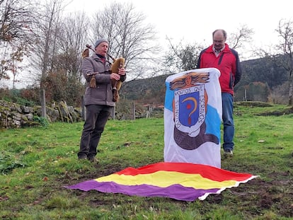 Acto de colocación de una de las lápidas del Campo das Laudas, en una imagen cedida por la asociación.