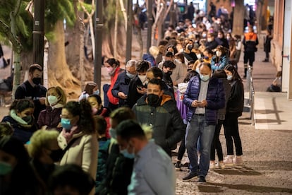 Cientos de personas esperan para hacerse un test de antígenos o vacunarse de la primera dosis contra el coronavirus, este jueves en Murcia.
