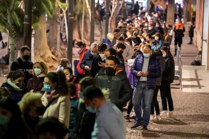 Cientos de personas esperan para hacerse un test de antgenos o vacunarse de la primera dosis contra el coronavirus, este jueves en Murcia.