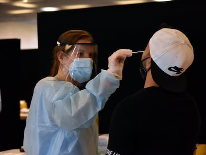 Una sanitaria hace un test de antígenos a un joven, en Barcelona, en julio de 2021.