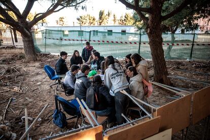 Alumnado, profesorado y familias del Instituto de Educación Secundaria (IES) Berenguer Dalmau de Catarroja se han concentrado este lunes ante este centro educativo, afectado por la dana, para exigir a la Conselleria que dé soluciones para los estudiantes, que mantienen las clases telemáticas o en otros centros.