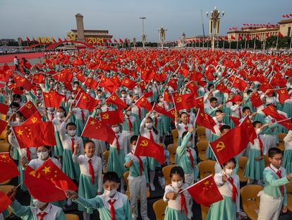 Estudiantes participan en la ceremonia en Tiananmen para conmemorar el centenario de la fundación del Partido Comunista de China.