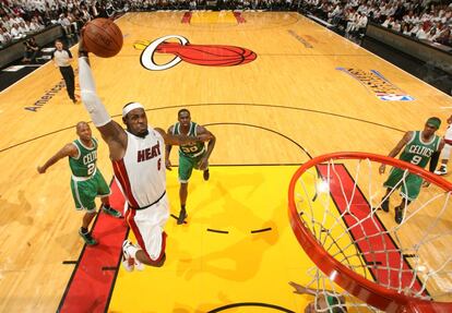 LeBron James (20º en la lista de anotadores históricos de la NBA con 24.837 puntos tras superar a Patrick Ewing) se dispone a machacar el aro durante el séptimo partido de la final de la Conferencia Este de la NBA, contra los Boston Celtics, en Miami.