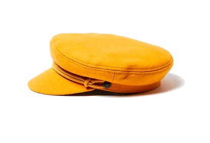 Gorra en tono mostaza de Urban Outfitters (42 euros)