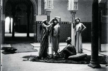 Alcázar de Sevilla. Escena orientalista, ca. 1900.