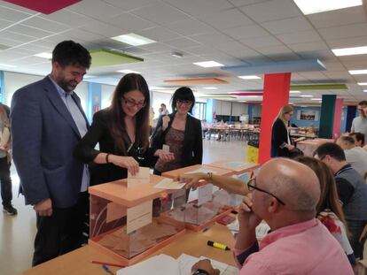 Carlos Sánchez Mato y Sol Sánchez, en el momento de ejercer su derecho al voto.