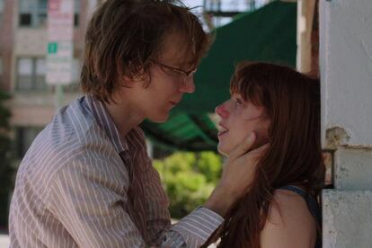 3. Si tiendes a idealizar:

Ruby Sparks, Jonathan Dayton, Valerie Faris (2012)

Sinopsis: Un escritor se enamora del personaje femenino que ha inventado para su novela… porque aparece en su casa.

Te ayudará a: Entender los mecanismos del amor idealizado y la importancia de aceptar y amar los defectos del otro.