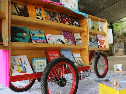 Modelo de biblioteca portátil que se puede transportar hacia zonas rurales alejadas de Colombia