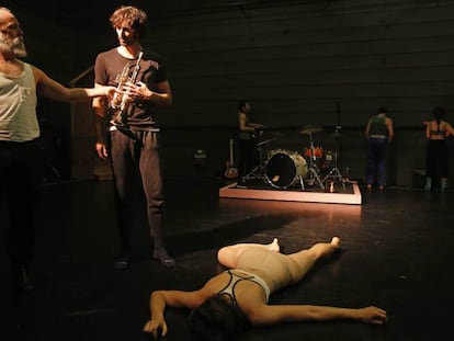 De pie, Guillermo Weickert, izquierda, y Cristóbal Suárez.En el suelo, Julia de Castro, durante un ensayo de 'Los cuerpos perdidos'.