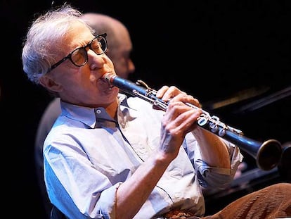 Woody Allen toca el clarinete anoche durante el concierto de su banda en Valladolid.