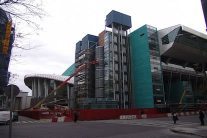 El nuevo edificio ha sido dotado con los últimos avances arquitectónicos, primando siempre la utilidad. En este sentido, cuenta con dos gradas desplazables y cuatro plegables para que puedan ser adaptadas a cualquier actividad. (21/01/2005)