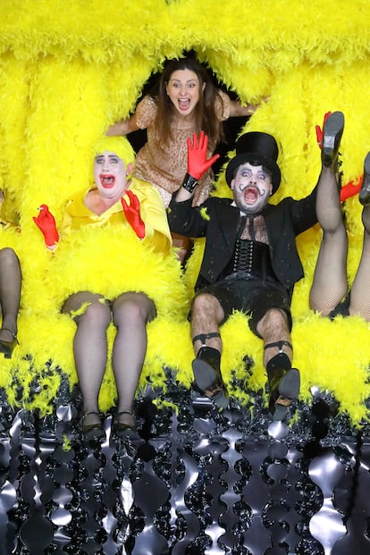 Eliza Boom (Gallina), Elena Tsagallova (Zorrita) y Andrés Agudelo (Gallo) en la escena final del primer acto.