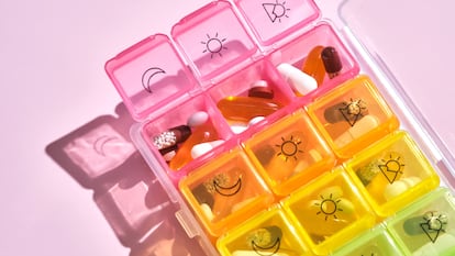 Ordena tu medicación fácilmente con un pastillero. GETTY IMAGES.