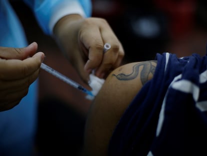 Un joven recibe su primer dosis de vacuna contra la covid-19 en un centro de salud en San Salvador (El Salvador).