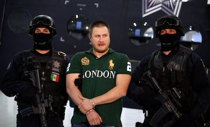 Edgar Valdez Villarreal, alias 'La Barbie', presentado en Ciudad de México, tras ser detenido en agosto de 2010