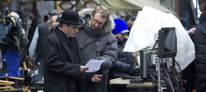 Joaquín Phoenix (izquierda) y el director James Gray durante el rodaje de rodaje de la película 'The Immigrant'.