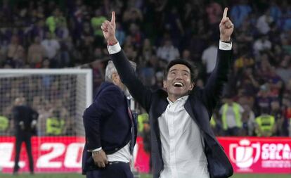 El entrenador del Valencia, Marcelino, celebra el título de Copa.