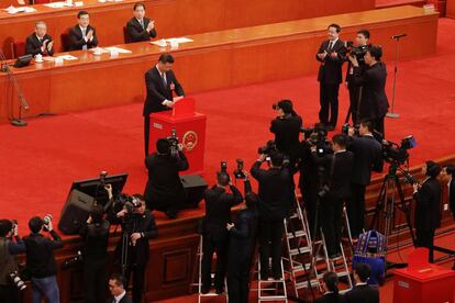 El presidente de China, Xi Jinping, rodeado de fotógrafos, deposita su voto, el 11 de marzo de 2018. El pleno de la Asamblea Nacional Popular de China (ANP, Legislativo) aprobó una enmienda constitucional que establece una presidencia indefinida para el actual jefe del Estado, Xi Jinping.