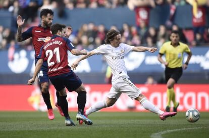 Luka Modric, controla el esférico ante los jugadores del Osasuna.