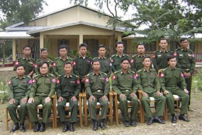 El ingeniero militar Sai Thein Win (segundo por la izquierda, en la primera fila) aparece junto a algunos de sus camaradas en una fecha y lugar desconocidos de Myanmar.