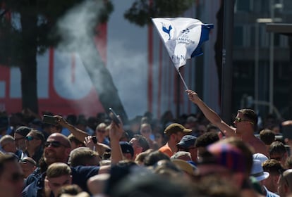 Un hincha del Tottenham ondea una bandera, en la 'fan zone' del equipo inglés.