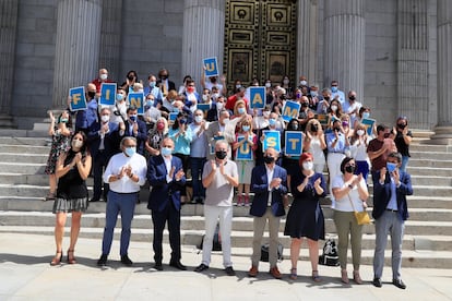 Miembros de la Pataforma per un Finançament Just se concentran ante el Congreso de los Diputados el pasado lunes para reclamar una financiación justa para la Comunidad Valenciana.