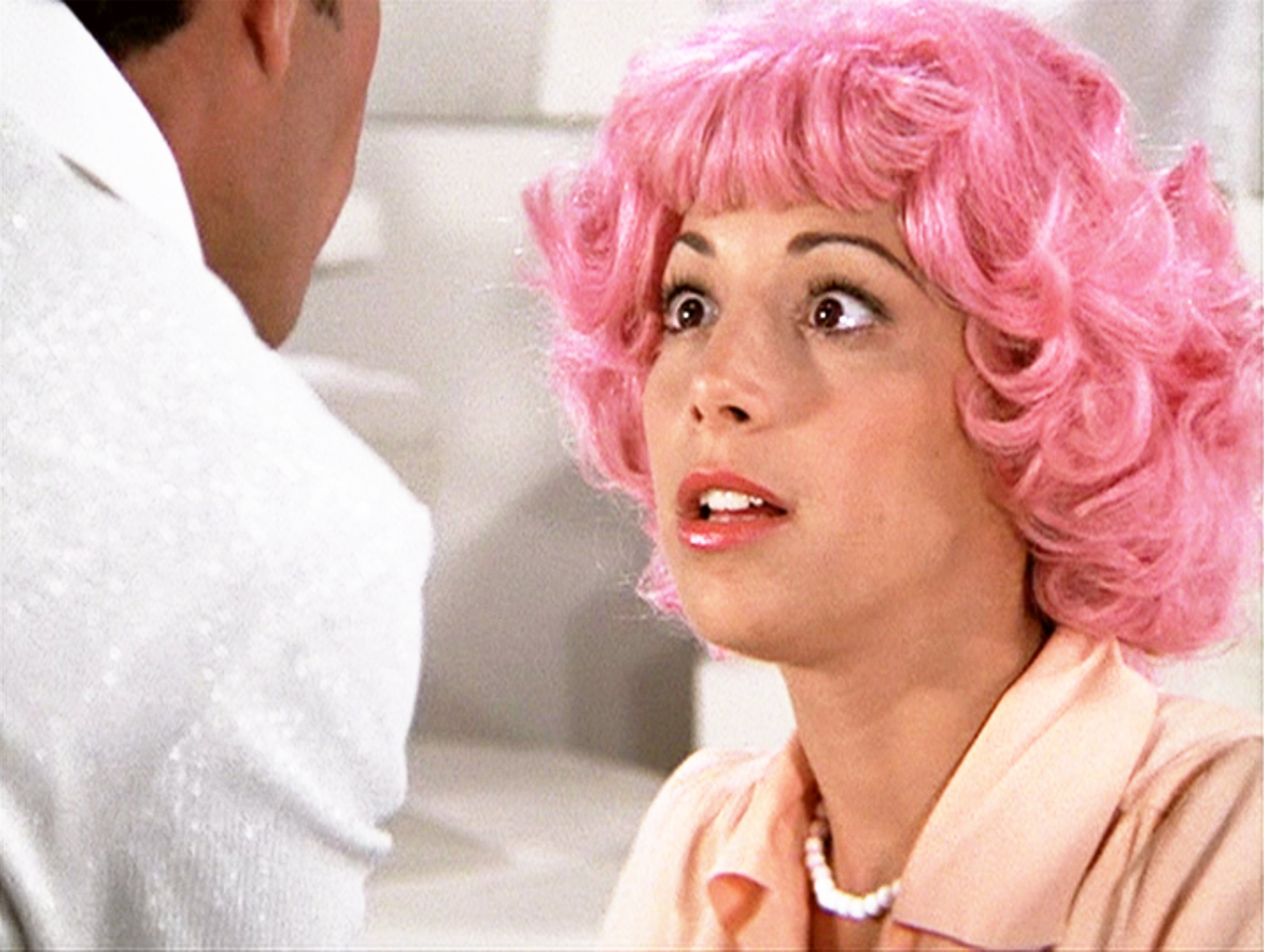 50 años después de ‘Grease’, la actriz que hizo de Frenchy recrea su sueño en la película para anunciar cosméticos