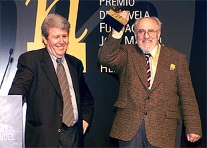 El escritor Alvaro Pombo, tras recibir el galardon de manos de Jorge Herralde.