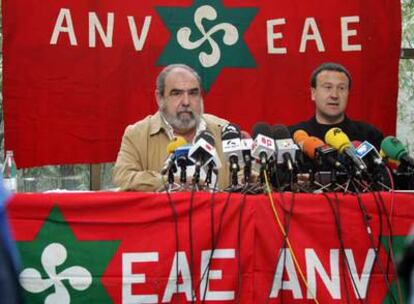 Kepa Bereziartua (izquierda) y Antxon Gómez, de ANV, en una conferencia de prensa el pasado jueves.
