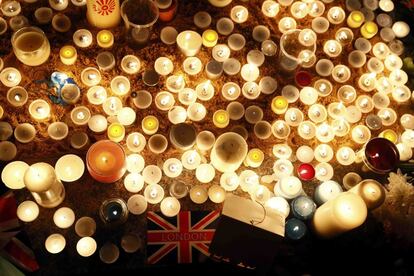 Velas encendidas en la Plaza Trafalgar, en Londres.