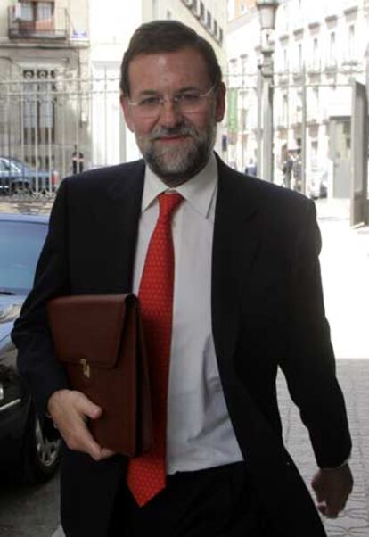 El líder del PP, Mariano Rajoy, en la entrada del Congreso.