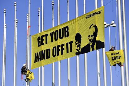 Activistas de Greenpeace protestan contra el cambio climático frente al Parlamento de Canberra (Australia).