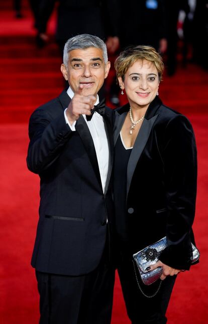 El alcalde de Londres, Sadiq Khan, y su esposa Saadiya en el estreno de 'Sin tiempo para morir' en el Royal Albert Hall de la ciudad.