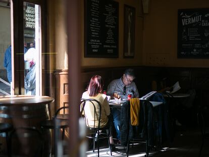 Clientes leen en el interior del bar Canigó de Barcelona.