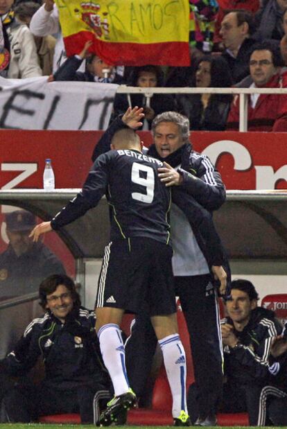 Mourinho felicita a Benzema por su gol.