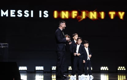 Messi, con sus tres hijos, tras recibir el premio.