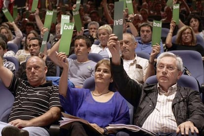 El coordinador de Aralar Patxi Zabaleta (derecha), Rebeka Ubera y Chencho Jiménez, durante la asamblea celebrada este sábado en Pamplona.