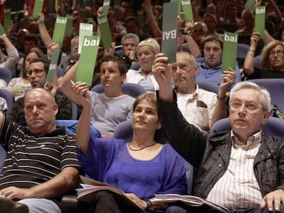 El coordinador de Aralar Patxi Zabaleta (derecha), Rebeka Ubera y Chencho Jiménez, durante la asamblea celebrada este sábado en Pamplona.