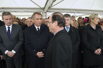 El candidato socialista a las elecciones presidenciales llega al funeral por los militares asesinados en Toulouse, donde ya están la candidata del utraderechista Frente Nacional, Marine le Pen, el centrista François Bayrou (segundo por la izquierda), y Nicolas Dupont-Aignan, de la formación 'Debout la République'.