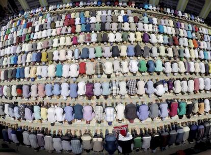 Una multitud que reza en una mezquita en el segundo viernes del Ramadán, enKatmandú (Nepal).