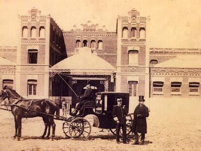 El marqués de Alcañices y el de Sotomayor en las caballerizas del Palacio de Alcañices, ubicado en el 48 de Alcalá, junto a Cibeles, y derribado en 1882.