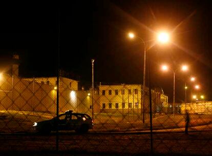 Medidas de seguridad, anoche, alrededor del recinto penitenciario de Picassent.