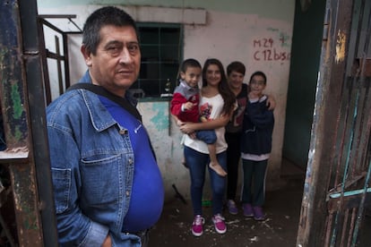 Juan Caballero, viudo de María Cristina Tartarella, otra posible víctima del dengue. El niño en brazos, Pablo, contrajo la enfermedad.