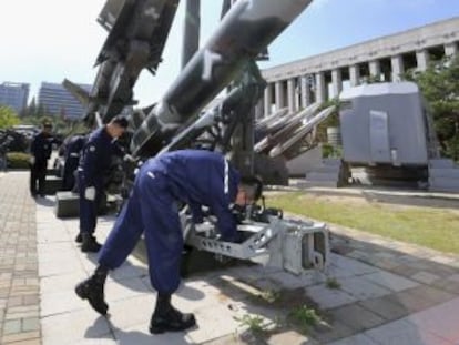 Varios soldados reparan maquetas de misiles expuestas en Seúl (Corea del Sur).